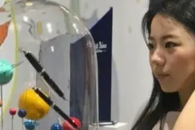 她7岁开始写作，高考被清华降60分破格录取引争议，如今一路开挂图片