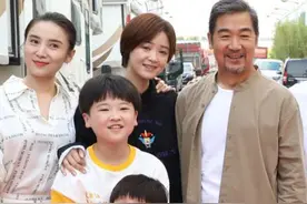 张国立晒《小舍得》杀青照，宋佳气质出众，蒋欣毫无存在感？图片
