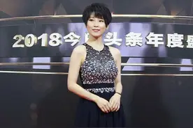 吴京的妻子真是有魅力，短发造型却很有韵味，身材比例更是完美图片