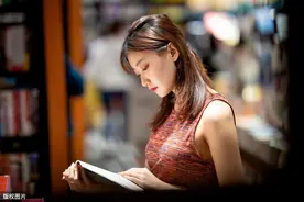 现代美女大学生图片