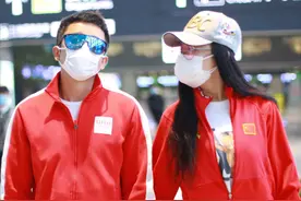 邹市明夫妇走机场，穿情侣装高调秀恩爱，矮个竟然也这么会穿图片