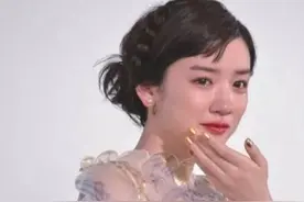 那个一哭成名的仙女，得了全身会发光的怪病图片