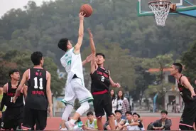 男生打篮球累了半裸上身，这是应该提倡的吗图片