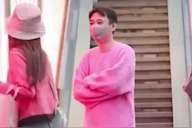 王思聪携手两美女外出逛街，身穿粉衣造型炸街，左右逢源很潇洒图片