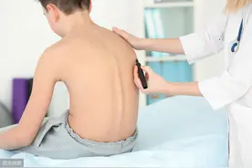 什么是强直性脊柱炎？如果你是青少年，要格外小心3个症状图片