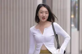 白色长袖上衣就变得多姿多彩起来图片