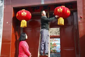 各国春节“怪”习俗：新加坡未婚不能发红包，韩国白信封装压岁钱图片