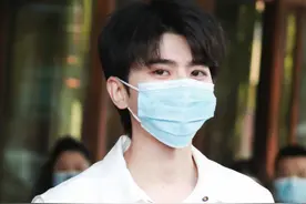 跑男最新路透释出，蔡徐坤穿统一制服，难掩高大帅气图片