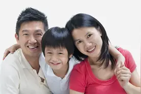 宝宝上幼儿园哭闹不止？有经验的父母都会给娃准备“全家福”带上图片