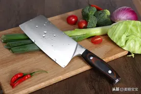 切菜时，菜总粘在刀上，怎么办？一根牙签就能帮你解决，来看看吧图片