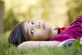 “梅姐”控制女孩，从事性服务，“梅姐”及嫖客的行为触犯了哪些法律？图片