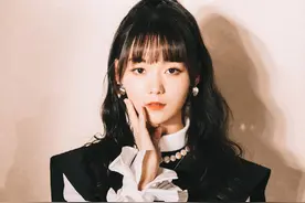 厌倦了白衬衫？“宫廷风”衬衫才是正确的打开方式，时髦又气质图片