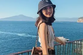 华为二小姐回国！豪宅里秀身材，背LV包不算啥，别墅外景还带雪山图片