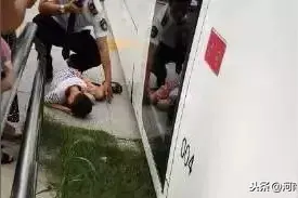 心惊！小男孩骑滑板车过马路，和光谷有轨电车撞上了​图片