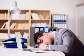 可以戴着隐形眼镜睡觉吗？爱生华光学给你答案图片