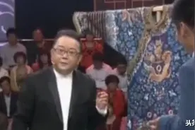 小伙拿李莲英的龙袍鉴宝，观众哄堂嘲笑，专家鉴定之后鸦雀无声了图片