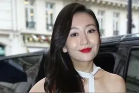 王鸥造型罕见翻车，穿抹胸裙撑不起干瘪身材，还好有颜值撑着图片