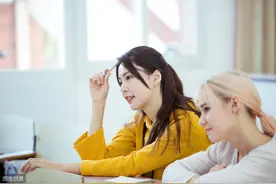 在教室里学习的女生图片