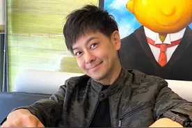 林志颖42岁弟弟林志鑫外出被误认是兄长，兄弟俩差三岁形象反差大图片
