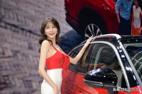 2020粤港澳大湾区车展启幕，美女车模十分抢镜，肤白貌美婀娜多姿图片