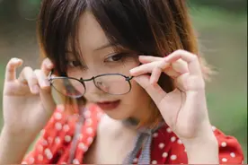 光着脚丫的朦胧森林少女，波点裙是青春的恣意图片