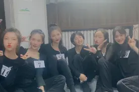 张子枫长相太短板，与同学合影站C位都不起眼，头发还剪成小男生图片