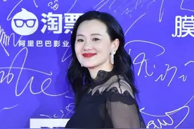咏梅越老越会穿，黑色"蛋糕裙"把腰线提老高，比例好似"三七分"图片