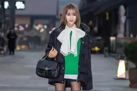 挑战常规！黑丝袜太有魅力了，这样穿一点不庸俗，赚足回头率图片