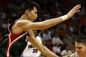 最佳赛季命中率40%，场均12+7，易建联无法立足NBA真是性格问题吗图片