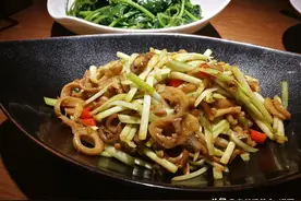 一家小餐馆，凉拌菜做成爆款，来自这款五香花椒油的做法图片