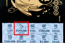 偶遇体彩顶呱刮“锦鲤”，贵阳购彩者喜获头奖100万元图片