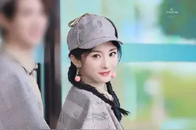 有种“美颜暴击”叫杨幂！绑双马尾戴蜜桃耳饰，少女感Carry全场图片