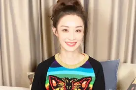 25岁"朱闪闪"孙佳雨剧外炫富了，穿6300毛衣配马尾，比剧里美好多图片