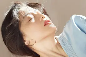 南韩最美全智贤美照更新，法式慵懒卷发造型，简直人间尤物图片