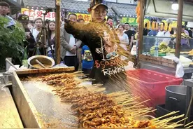把烧烤做到极致：国外顾客打飞的买串，女粉丝排队争相表白图片