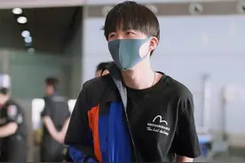 刘宇宁现身机场被粉丝包围，被迫走VIP通道，成名前坐不起飞机图片