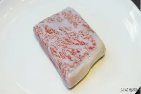 雪花M9和牛，100克398元，一口100元，三个人放纵自己，吃到撑图片