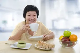 老年人这样喝酸奶，比牛奶更有营养，促进消化吸收，更健康图片