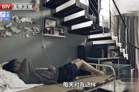 姐弟蜗居25㎡，17岁弟弟躺下面，姐姐不找男朋友，自称很满足图片