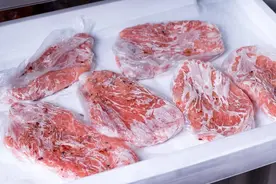 从冰箱拿出来的冻肉，不要直接用水泡，教你一招，吃着味道很新鲜图片