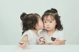 二胎家庭的烦恼与快乐，教您如何做到公平的爱，让双宝和谐相处图片
