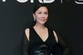 55岁刘嘉玲太敢穿，黑色深V礼服配薄纱披肩，丰盈身段真撩人图片