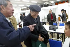 苏文茂拿杨少华“砸挂”图片