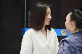 “大姐”刘敏涛现身活动，素颜的她也是相当自信图片