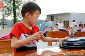 一年级新生入学状况百出，想让孩子尽快适应，从整理书包开始图片