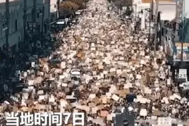 洛杉矶再次爆发大规模游行，人群中的“救护车”亮了！完全失控了图片