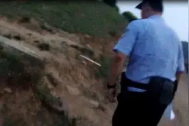 十扎扎啤！外卖小哥心情不好跑山顶喝酒，警察救助后外卖车咋办？图片