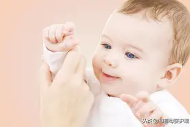宝宝多大就不会吐奶了？图片