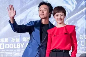 邓超夫妇难得同框，孙俪简约穿搭显土气，不敌老公西装革履气场强图片