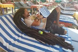 印度孟买小哥15年不理发，养成“高黑重”脏脏辫图片
